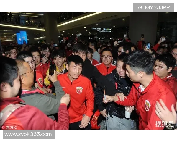 足球明星归来球迷热情接机现场氛围火爆粉丝疯狂互动场面感人