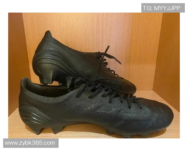 球星助阵新款足球鞋上脚效果图揭晓，打造速度与舒适并存的全新体验