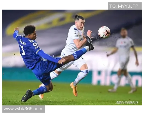 腹肌线条与足球技艺并肩并行 足球明星如何锻造完美身形与竞技水平 腹肌线条与足球技艺并肩并行 足球明星如何锻造完美身形与竞技水平